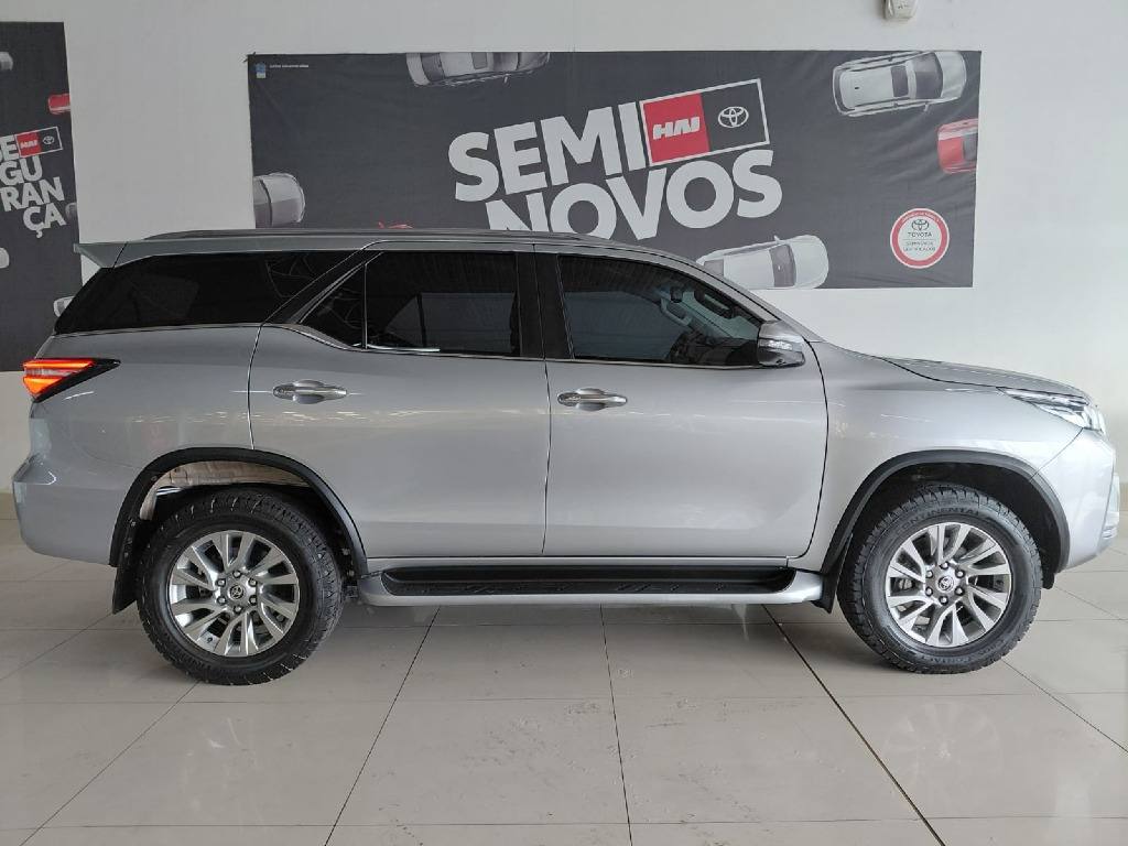 TOYOTA HILUX SW4 2.8 D-4D TURBO DIESEL GR-S 7L 4X4 AUTOMÁTICO