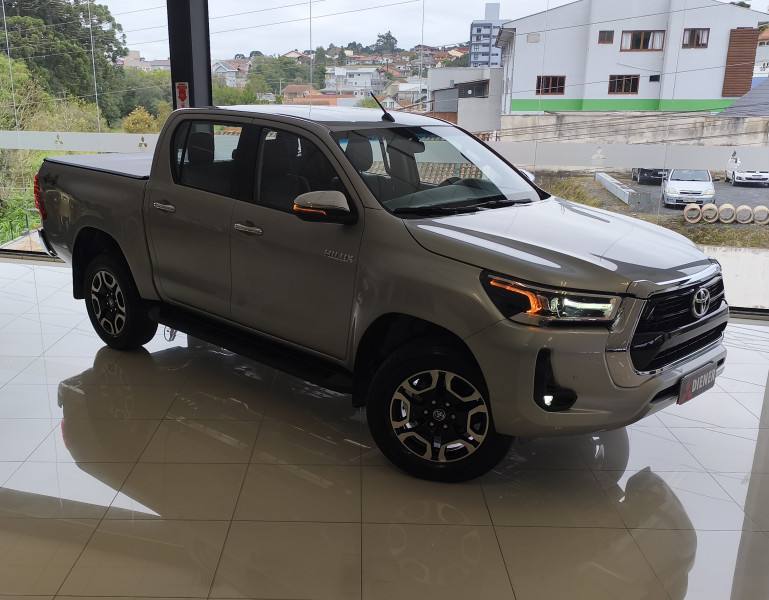 Toyota HILUX CD SRV 2.0 4X4 DIESEL AUT 2025