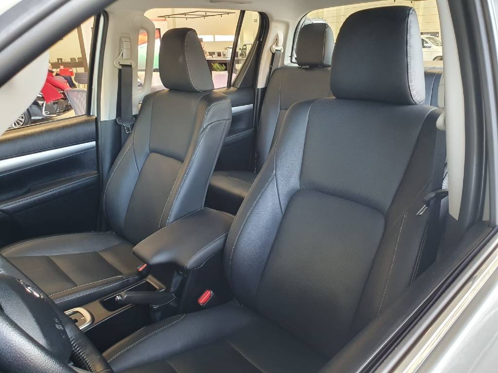 TOYOTA HILUX 2.8 D-4D TURBO DIESEL CD SRX PLUS 4X4 AUTOMÁTICO