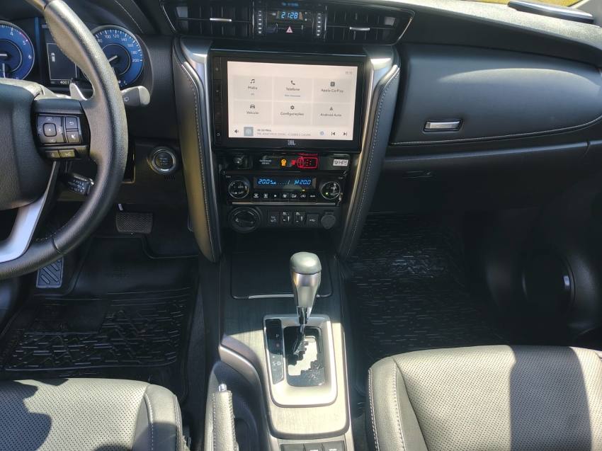 Toyota HILUX SW4 2.8 D-4D TURBO DIESEL SRX PLATINUM 7L 4X4 AUTOMÁTICO