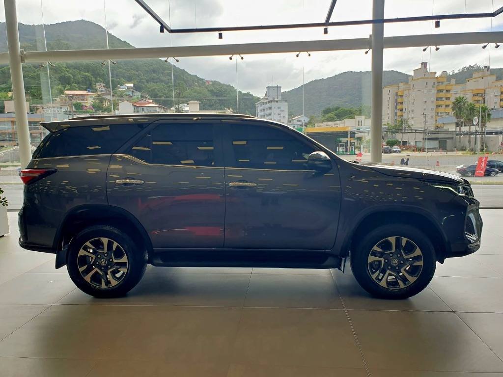TOYOTA HILUX SW4 2.8 D-4D TURBO DIESEL SRX 4X4 AUTOMÁTICO