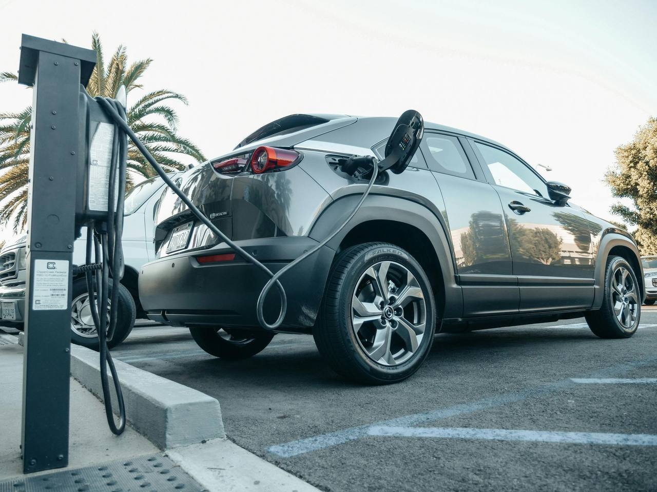 Carros elétricos e híbridos precisam de um pneu específico?