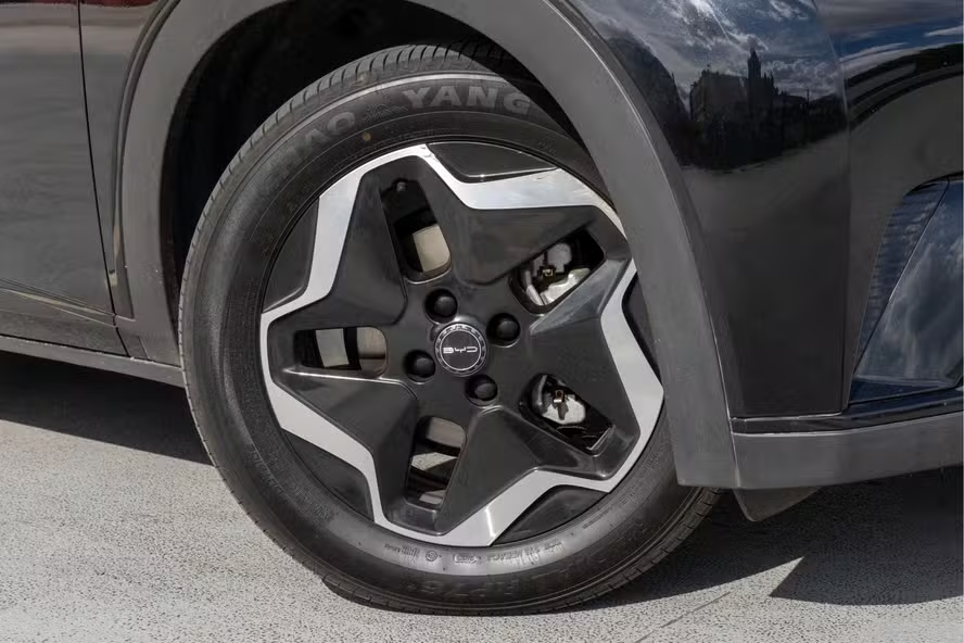 Desgaste de pneu é maior em carros elétricos e híbridos?